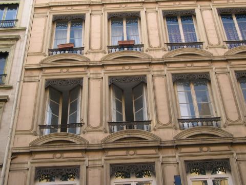  Façade avec fenêtres ouvertes